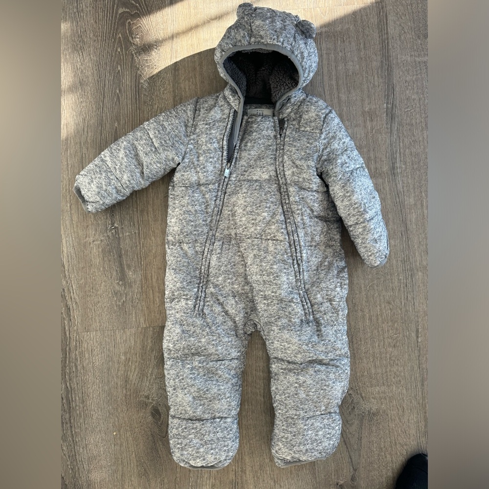 Like new baby gap size 12-18 snowsuit
